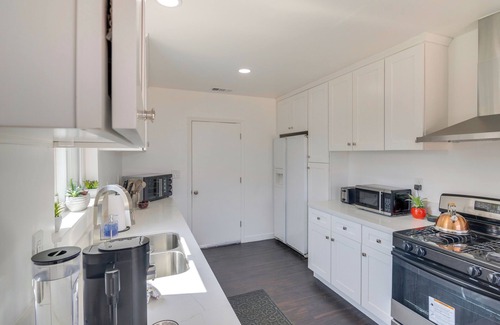 Lake View Terrace Casa | Patio & Yard: LA Area Home Near Hospitals