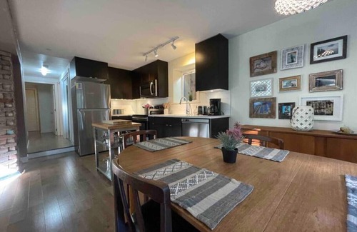 Grandview-Woodland Condominio | Patio Zen in the City, Steps from ‘The Drive’
