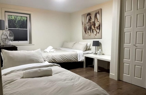 Grandview-Woodland Condominio | Patio Zen in the City, Steps from ‘The Drive’