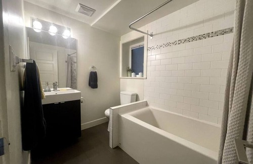 Grandview-Woodland Condominio | Patio Zen in the City, Steps from ‘The Drive’