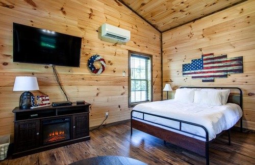 Sevierville Casa | Patriots Tiny Home w Hot Tub Fire Pit Grill