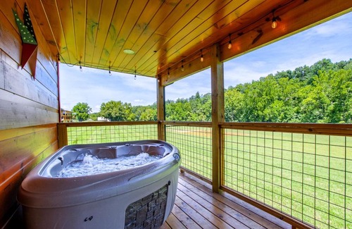 Sevierville Casa | Patriots Tiny Home w Hot Tub Fire Pit Grill