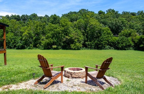 Sevierville Casa | Patriots Tiny Home w Hot Tub Fire Pit Grill