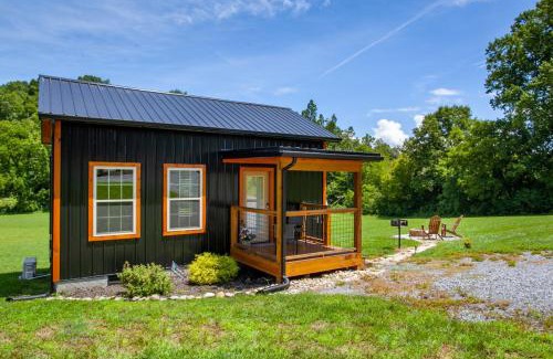 Sevierville Casa | Patriots Tiny Home w Hot Tub Fire Pit Grill
