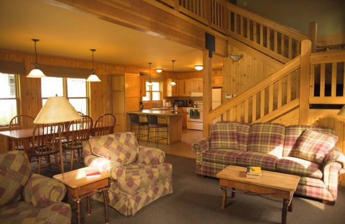 Winthrop Casa | Patterson Lake Cabin Loft Suite - 2 Queen/1 Twin