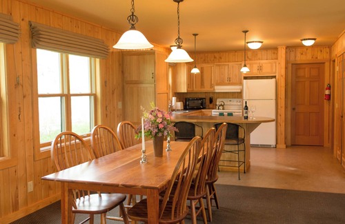 Winthrop Casa | Patterson Lake Cabin Loft Suite - 2 Queen/1 Twin