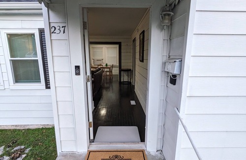 Hot Springs Cabaña | Patterson's Cottage: Gateway to Oaklawn. No Fees. Check-in/out anytime.