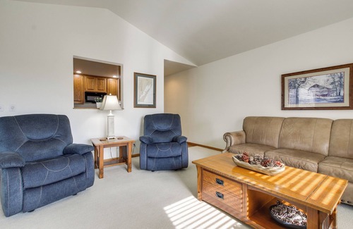 Egg Harbor Condominio | 'Pattie's Other Place' - Indoor Pool Access!