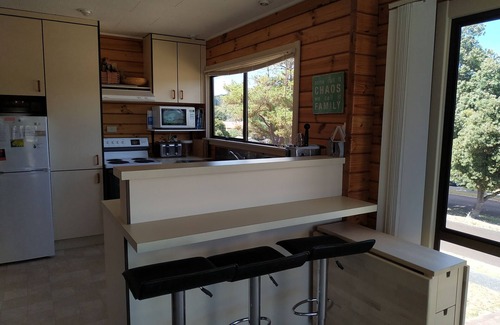 Pauanui Casa | Cómoda casa con vistas al estuario, gran terraza y césped