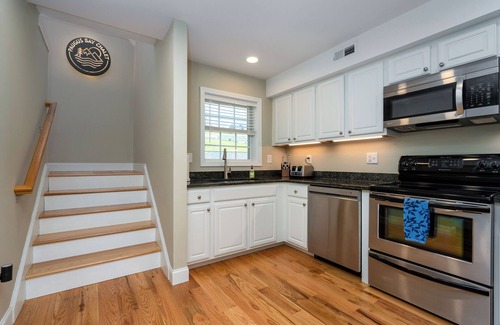Laconia Condominio | Paugus Bay Chalet: Renovated Condo with Prime Lake Winni Location!
