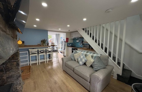 Brynsiencyn Cabaña | Pauls Place – Cosy Cottage with Hot Tub