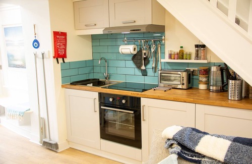 Brynsiencyn Cabaña | Pauls Place - sleeps 4 guests in 2 bedrooms