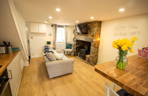 Brynsiencyn Cabaña | Pauls Place - sleeps 4 guests in 2 bedrooms