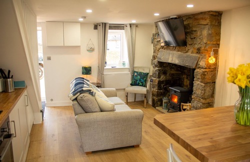 Brynsiencyn Cabaña | Pauls Place - sleeps 4 guests in 2 bedrooms