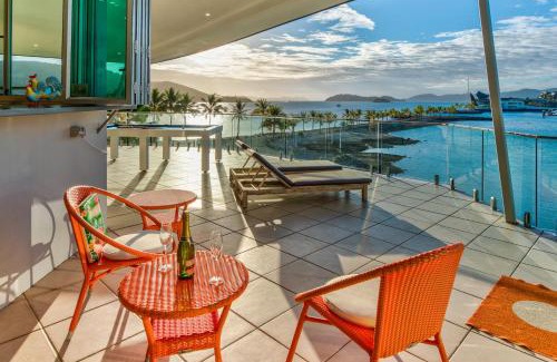 Hamilton Island Apartamento | Pavillions Penthouse 25 - Luxury Waterfront Apartment with Private Roof top pool and buggy