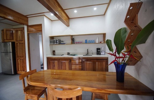 Pavones Casa | PAVONES BUNGALOW moderno, cerca de SURF! (WIFI, AC, AGUA CALIENTE)