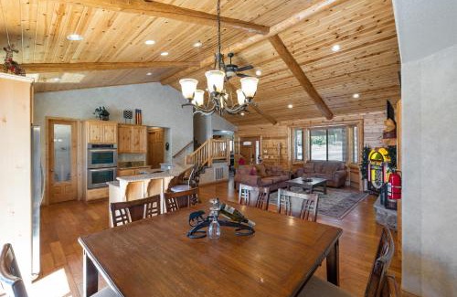 Moonridge Casa | Paw Print Hot Tub Mountain Views Game Room 4mins to Ski Resort