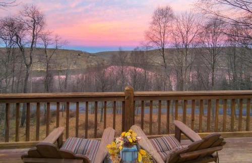 Mountainside Casa | Paws & Peaks Lakeview Lodge Hot Tub Amazing View