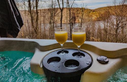 Mountainside Casa | Paws & Peaks Lakeview Lodge Hot Tub Amazing View