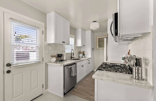 Crown Point Casa | PB Bungalow-Private fenced yard-Parking-Remodeled!