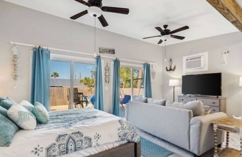 Thomas Drive Apartamento | PCB Private Studio Pet Friendly blocks from beaches attractions