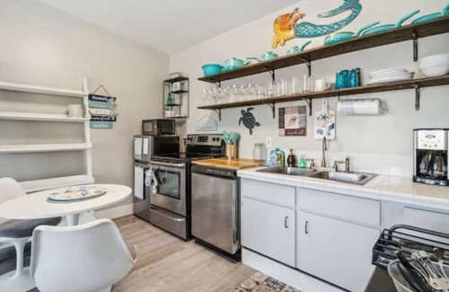 Thomas Drive Apartamento | PCB Private Studio Pet Friendly blocks from beaches attractions