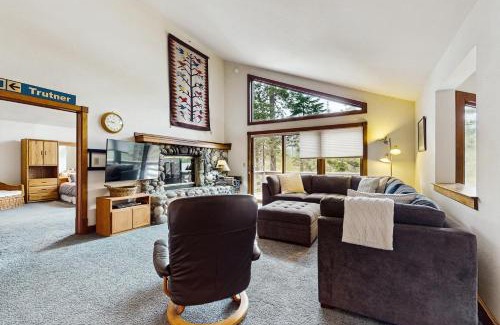 Twin Peaks Casa | Peace and Pines at Upper Ward Creek