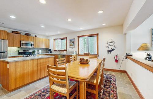 Twin Peaks Casa | Peace and Pines at Upper Ward Creek