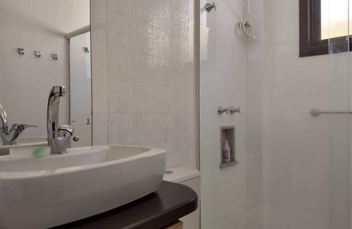 Alto Ribeirao Leste Casa | Paz y tranquilidad por naturaleza en casa con piscina a 2 km de la playa
