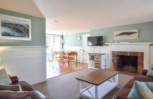 Wellfleet Casa | Peace and Quiet & Spacious Back Deck