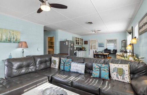 Emerald Isle Cabaña | Peace at the Pier Cottage A With King Size Bed