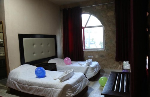 At-Taybeh Cama Y Desayuno | Peace Castle