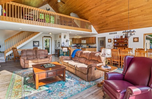 Old Timberline Casa | Peace, Quiet and Plenty of Space. Check Out Eagles View!!