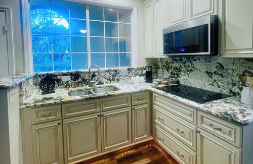 Alachua Apartamento | Peaceful 1 bdrm apartment overlooking beautiful live oaks on 5 acre property.