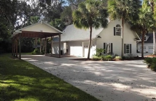 Alachua Apartamento | Peaceful 1 bdrm apartment overlooking beautiful live oaks on 5 acre property.