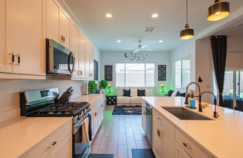 South Mountain Casa | Peaceful 1BR,Cal King Bed, Fast WiFi, Near ASU & Downtown Bikes + Workspace