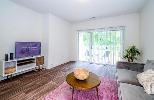 Wendover - Sedgewood Apartamento | Peaceful 1BR with Patio and Gym