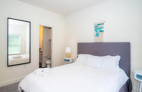 Wendover - Sedgewood Apartamento | Peaceful 1BR with Patio and Gym