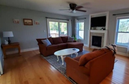 Town of Hastings Casa | Peaceful 2-bedroom town house with fireplace