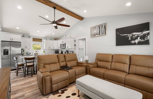Mount Saint Francis Cabaña | Peaceful 2-bedroom cottage in the beautiful Floyds Knobs with Hot Tub & Gym