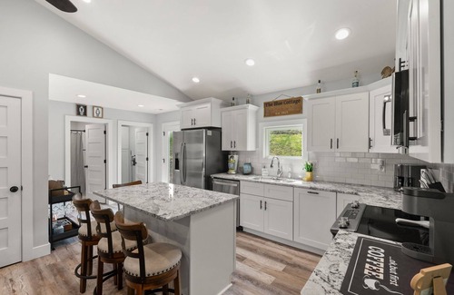 Mount Saint Francis Cabaña | Peaceful 2-bedroom cottage in the beautiful Floyds Knobs with Hot Tub & Gym