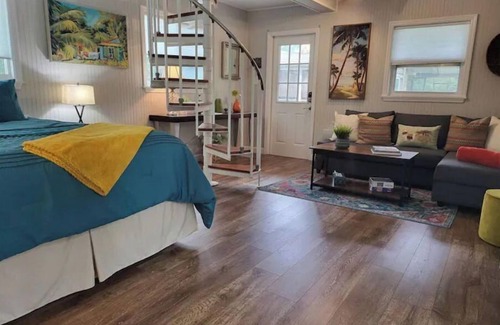 Palm Harbor Casa | Peaceful 2-Story Cottage Retreat ~ Close to Beaches & Pinellas Trail!