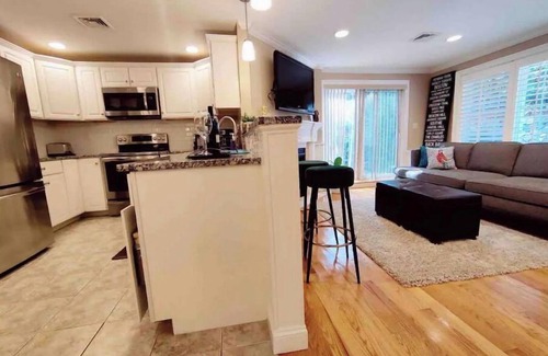 Melrose Apartamento | Peaceful 2BR near US Route 1 and Boston.
