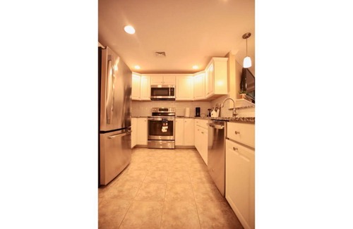 Melrose Apartamento | Peaceful 2BR near US Route 1 and Boston.