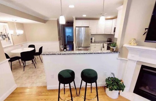 Melrose Apartamento | Peaceful 2BR near US Route 1 and Boston.