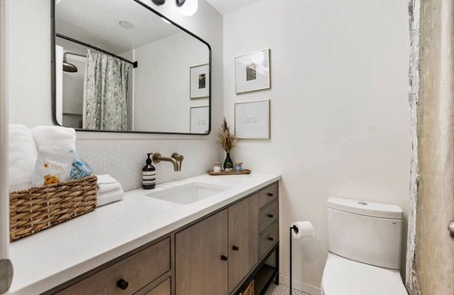 Arnada Casa | Peaceful 3-bdrm DT Vancouver Home