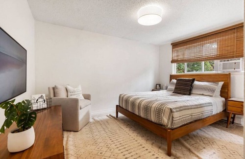 Arnada Casa | Peaceful 3-bdrm DT Vancouver Home