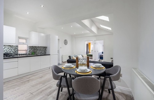College Park and Old Oak Casa | Peaceful 3 Bed Acton Retreat Zone 2 Sleeps 9