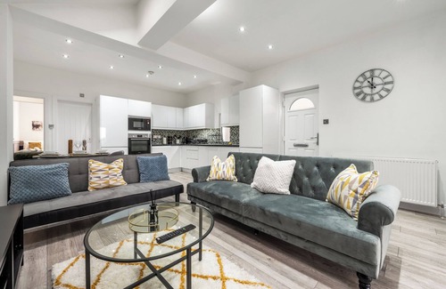 College Park and Old Oak Casa | Peaceful 3 Bed Acton Retreat Zone 2 Sleeps 9