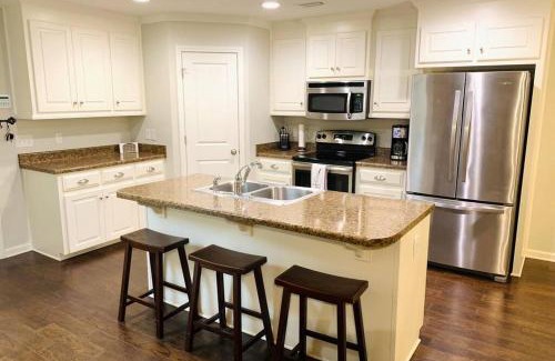 Dothan Casa | Peaceful 3BR/2BA Hidden Lake Home Near ACOM w/WiFi